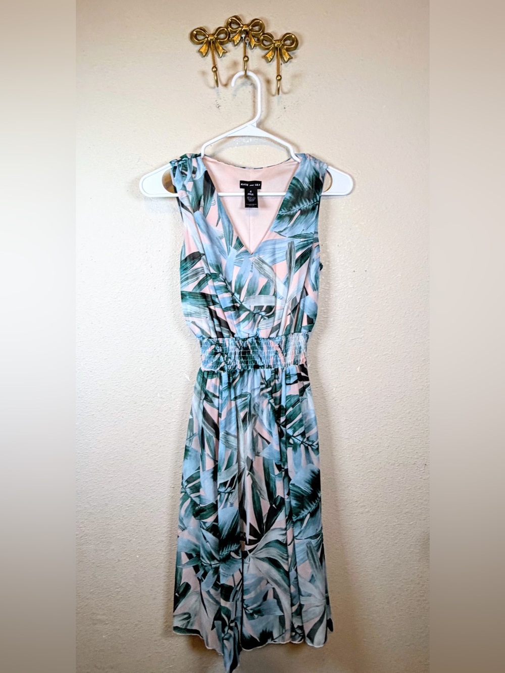 Kate & Lilly Palm-Print V-Neck Midi Dress in Blush & Green. Size 4